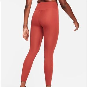 Nike One Luxe
Women's Mid-Rise 7/8 Leggings